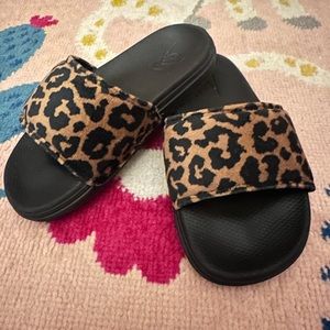 Girls vans slides - worn a handful of times. Still in excellent condition.